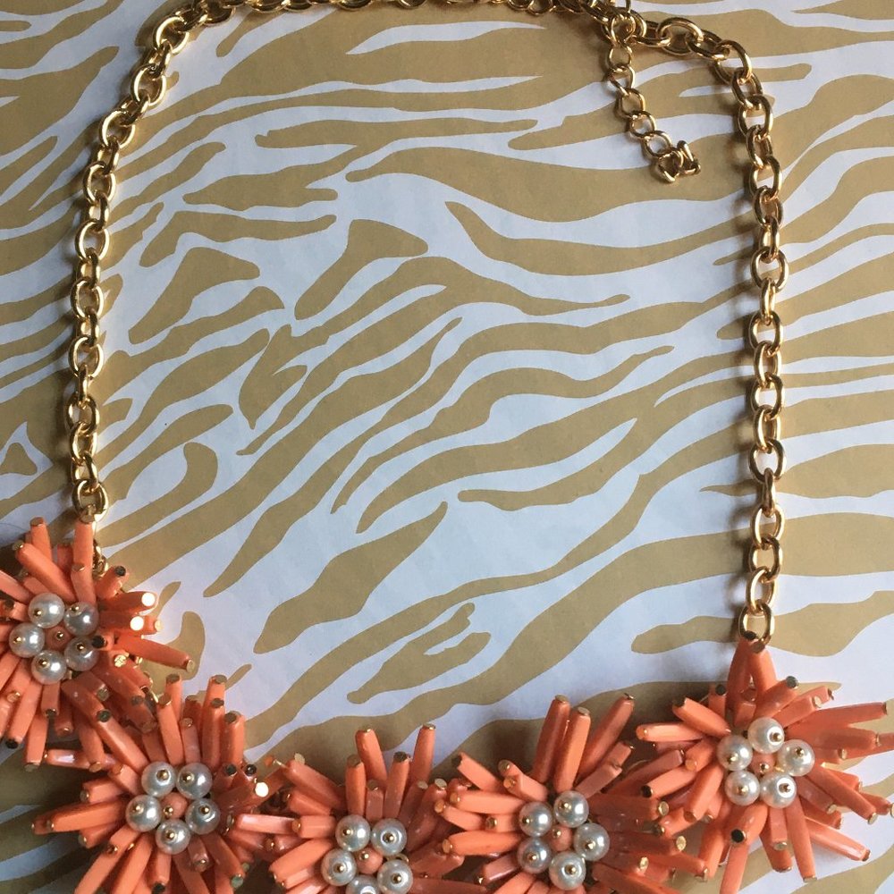 GOLD TONE NECKLACE WITH SALMON COLOR FLOWERS AND FAUX PEARLS